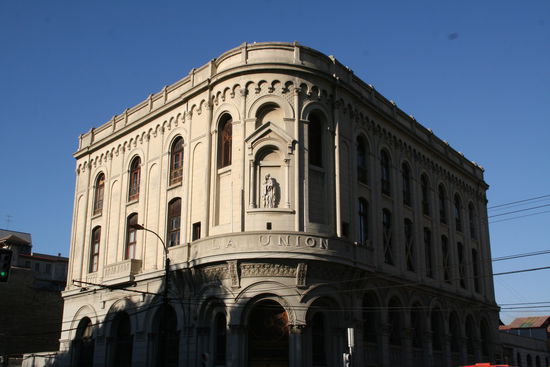 Am Plaza de la Victoria steht nicht nur dieses altehrwürdige Gebäude, welches wohl mal einen gediegenen Altherrenclub beherbergte, sondern auch die Kathedrale der Stadt.
