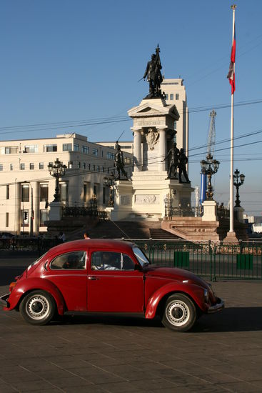 Hier parkt Jörg mit seinem alten VW Käfer vor dem Monumento de los Héroes de Iquique - irgend so ein Seeheld, mit dem sich bestimmt auch mein Vater zu seiner wilden Seepiratenzeit herumschlagen musste...