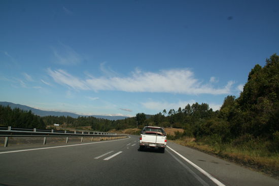 Auch auf der zweistündigen Autofahrt nach Valdivia am Karfreitag haben wir einen fast wolkenlosen Himmel.