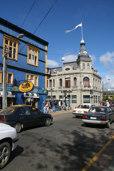 Direkt am Hafen am gleichnamigen Fluss Valdivia beginnt auch das Stadtzentrum. Hier stehen noch zwei ältere Gebäude...