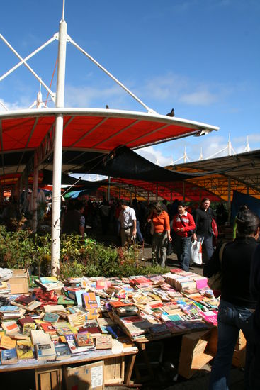 Hier werden nicht nur Obst, Gemüse, Fisch und Blumen angeboten, sondern auch Second-Hand-Bücher - viele auch in deutscher Sprache.