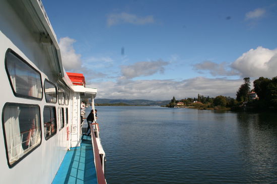 Bei der Abfahrt in Valdivia: Rechts ist die Isla Teja zu sehen, wo einige Hausbesitzer es sich gut gehen lassen.