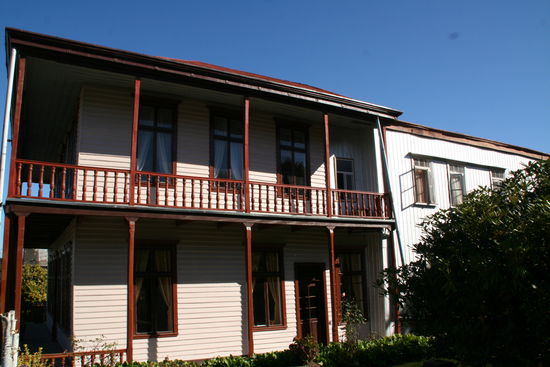 Ein Hostel mit Restaurant, in dem Kuchen und Torte angeboten werden.