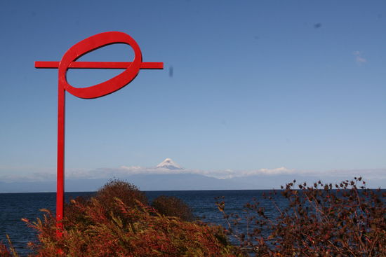 Blick von der Straße über den Strand auf den See.