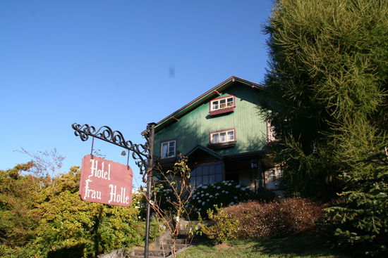 Auch mit Blick über den See schüttelt Frau Holle morgens ihre Betten aus.