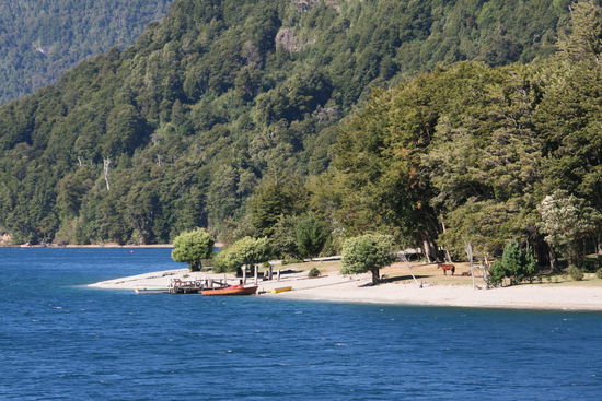 Wir befinden uns nicht in der Karibik, sondern am Strand eines Gebirgssees mitten im Regenwald.
