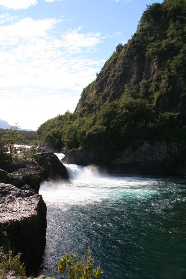 Im Spätsommer führt der Río Petrohué nur wenig Wasser, sodass die Fälle gar nicht so beeindruckend sind.