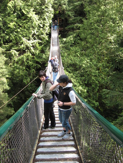 Iris und Claudia auf der Lynn Canyon Suspension Bridge