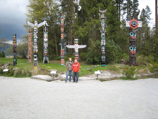 Markus und Edith vor den bekannten Marterpfaehlen im Stanley Park