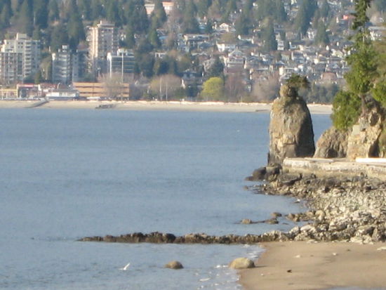 Im Hintergrund ist North Vancouver