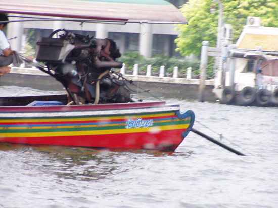 Ausenborder eines Riverboats mit einer ca. 4 Meter langen Antriebswelle. Das offene Kuehlerrad dreht direkt hinterm Steuermann.