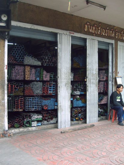 Metallwarenlager in Chinatown direkt an der Strasse. Welche Farbe hatten nochmal die vergueteten Staehle?