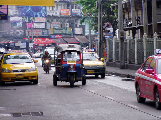 Fuer umgerechnet 1,30 Euro wird man mit einem TUK TUK durch die ganze Stadt gefahren (Mitte)