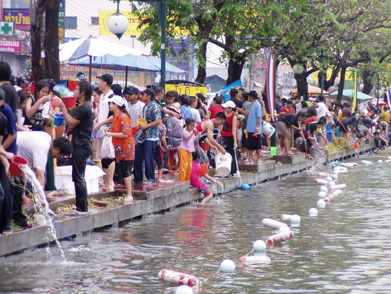 An dem Fluss der die gesamte Stadt umschliesst wird Wasser geholt