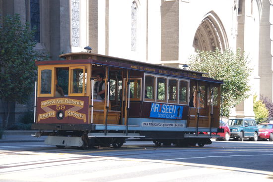diese vehicel, vergleichbar mit einer strassenbahn, werden durch ein unterirdisch liegendes kabel gezogen