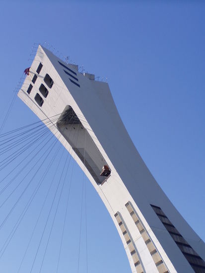 der turm haelt das dach des olympiastadions