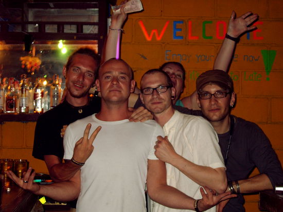 v.l.
Pool, Meister Propper (Mike), Alex und Manuel. Das Subjekt im Hintergrund hatte uns zum Armdruecken aufgefordert...