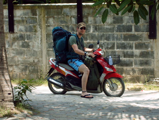 hotelwechsel mit dem moped - auf dem roller befindet sich nur mein gepaeck