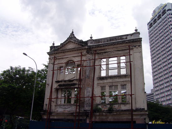 der architektonische stil vieler alter gebaeude, laesst die einst britische herrschaft unter der die stadt stand erahnen