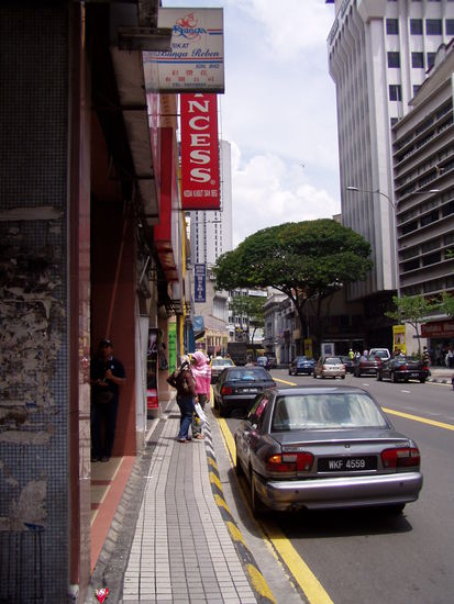 sehr ungewohnter anblick nachdem aufenthalt in thailand - saubere strassen.