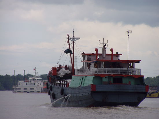 altes fischerboot komplett aus holz - staendig muss wasser abgepumpt werden, damit das boot nicht untergeht