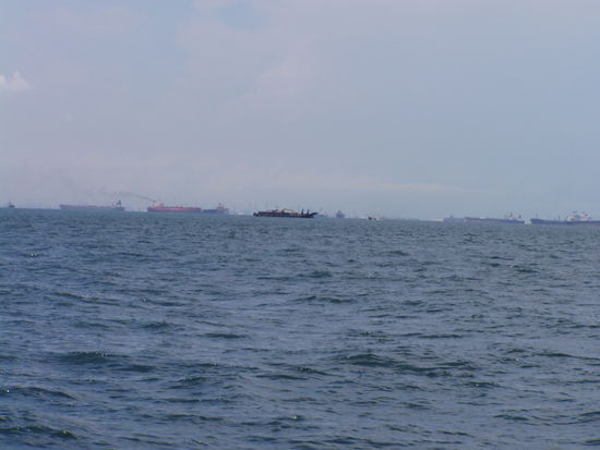 vor singapur liegen unmengen von frachtern, welche zur ent- oder beladung warten