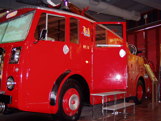 altes loeschfahrzeug von 1952, mit einer pumpenleistung von ca. 4,5 litern pro minute