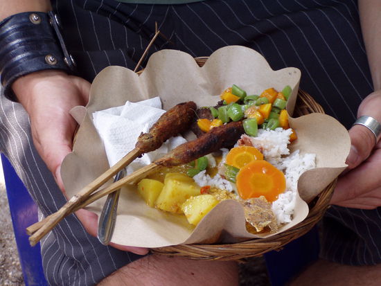 sehr beliebt auf bali - "sate" (fleischspiesse mit allen moeglichen fleischsorten)
