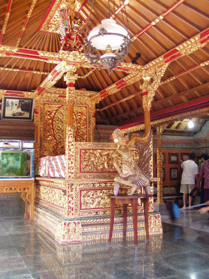 das totenhaus steht in der regel im inennhof des wohnhauses und ist frei zugaenglich