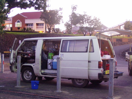 ausgestattet mit allem was man fuers backpacking braucht: dvd player, billard queue, hockeyschlaeger, surfboard.... mit 25 liter pro 100 kilometer seid ihr dabei.