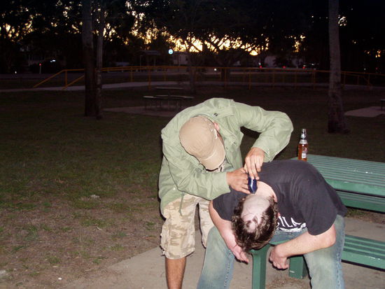 ich dachte er wollte einen "muetze glatze" haarschnitt haben