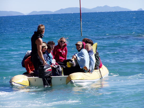 trotz allem war ich froh nach zwei stunden wieder zurueck an bord gehen zu duerfen und warmes essen zu bekommen