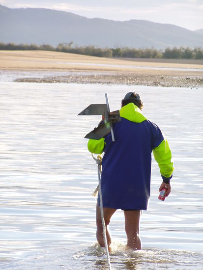 so wird in australien der anker gesetzt - grundsaetzlich immer ne dose bier dabei
