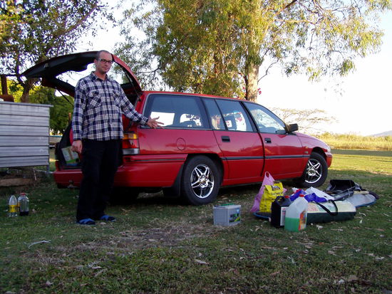 unser neuer ecovan:
holden commodore 3,8 liter v6 und ca. 190 ps - maximum power! das ding ging ab wie schmits katze