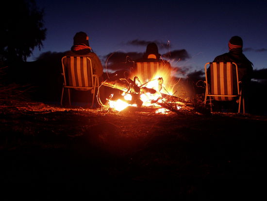 lagerfeuer am lake te anau. wir sind jetzt zu dritt unterwegs. im letzten hostel lernten wir stefan aus waldshut tiengen kennen-natuerlich auch maschinenbauer