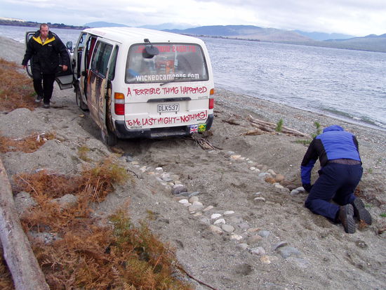erstmal den weg mit steinen pflastern. war aber vergebens. letztendlich sind wir in die stadt gelaufen und hatten auf anhieb glueck. ein alter man mit seinem fourwheeldrive hat uns dann rausgezogen. zuerst machte er sich natuerlich ueber unseren stuemperhaften steinweg lustig.