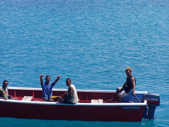 ziemlich krasse wasserfarbe, koennte fast am widdenunger baggersee sein.