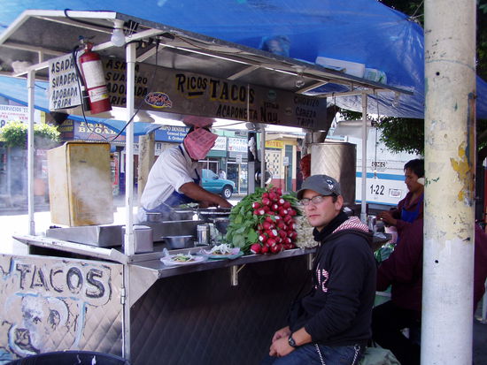 sehr leckere tacos am stassenstand in tijuana - 3 tacos fuer ein us dollar