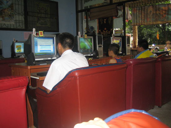 So in etwa schauen hier die Internetcafes aus...meist vollgesteckt mit Kids, die stundenlang Computer spielen