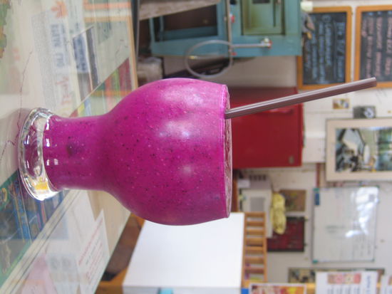 Das ist Drachenfruchtsaft...sooo rooooosa und schmeckt total erfrischend!