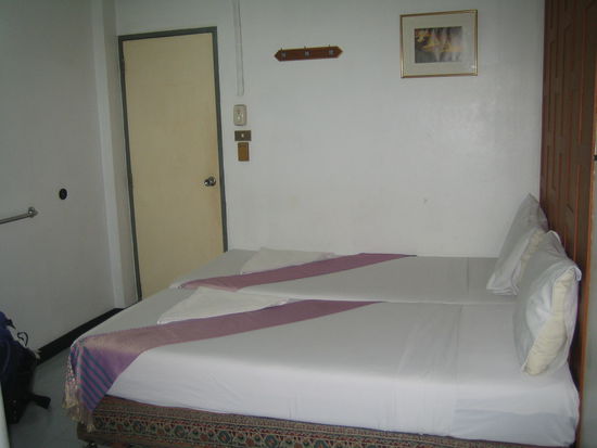 New Siam Guesthouse Zimmer...naja, nuechtern wie fast alle Hostels hier..aber seeehr sauber und mit Klima