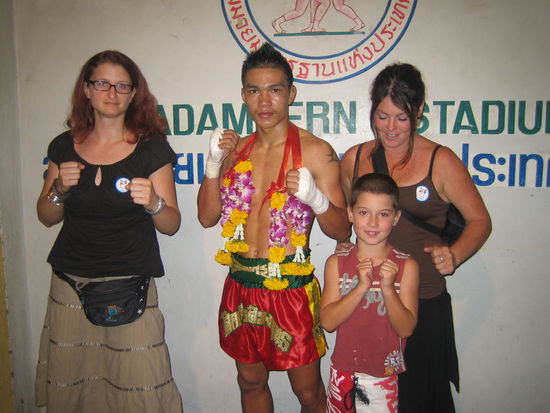 Babs mit dem Sieger des Hauptkampfes und Urzula und Jakob aus Irland.