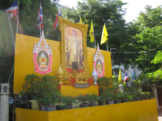 Koenigsverehrung an jeder Ecke.