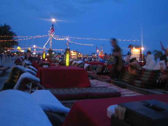 Abenstimmung am Strand...liegen bei Tisch