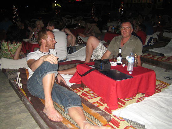 Meine "Koh Samui-Reiseschweden" Lollo und Peter am Strand bei Tische zum Abendessen