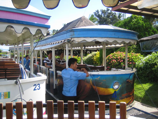 Flughafenbus der die Fluggaeste zum Flugzeug auf die Landebahn bringt.