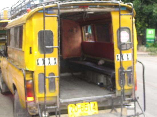 Typisches oeffentliches Nahverkehrsmittel hier. Davon gibt es tausende in in thailaendischen Staedten