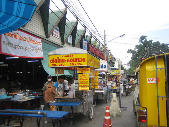 Markt in Chiang Mai...gegenueber hab ich heut bei einer Garkueche um 30 Baht (60 cent) mein Abendessen Bratreis mit Tintenfisch gekauft