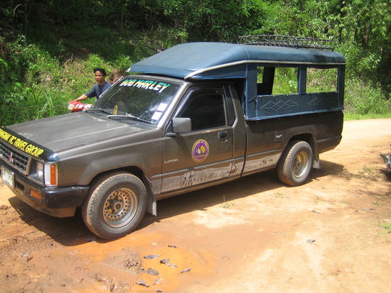 Unser Transportmittel von Chiang Mai ins Naturschutzgebiet. Hinten auf der Ladeflaeche wurden wir zu 11 zusammengequetscht
