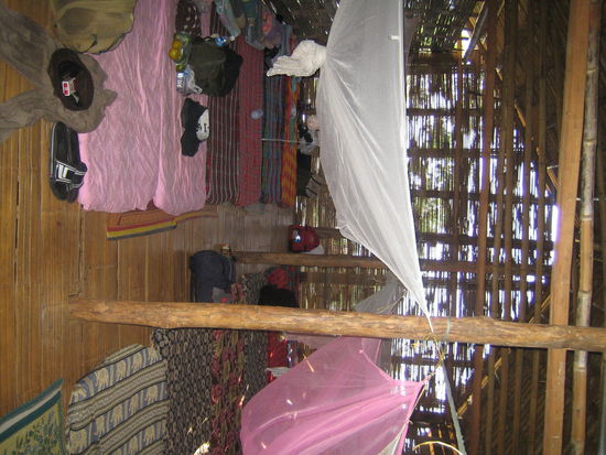 Schlafen in der Bambushuette unterm Moskitonetz